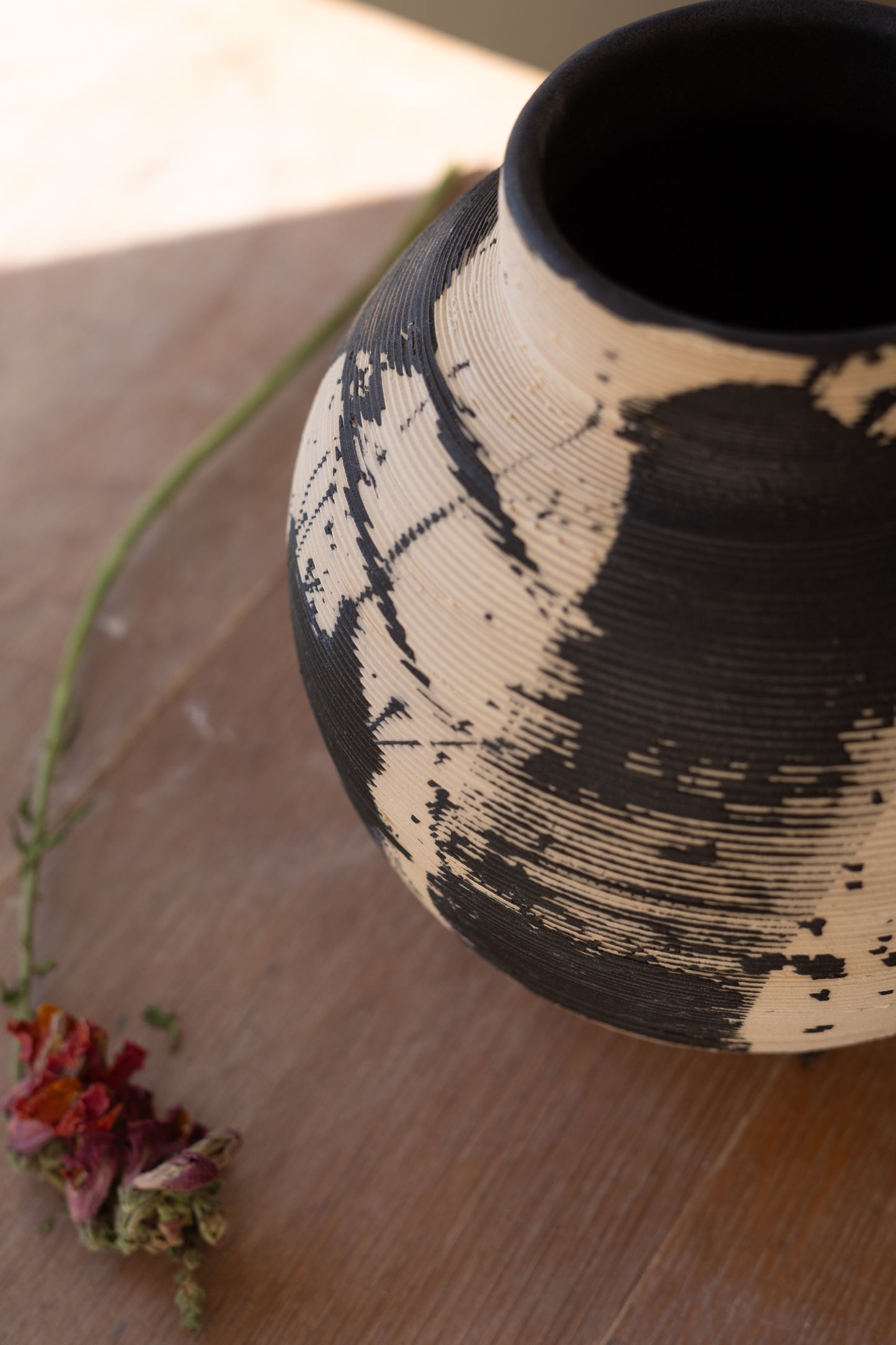 Textured Black and Beige Vase Round